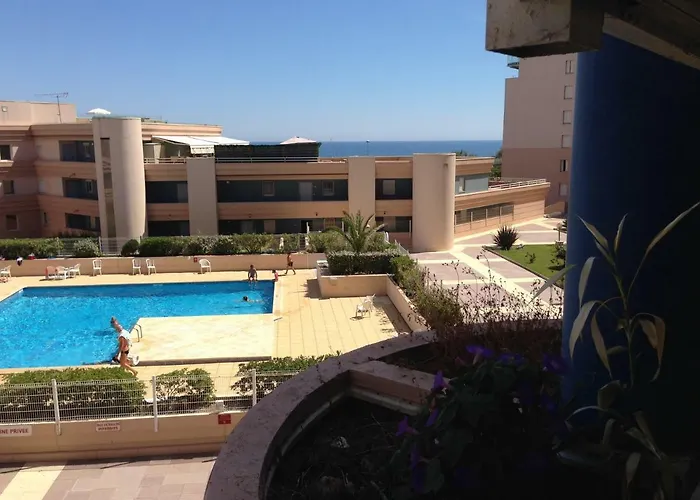 Residence Avec Piscine Et Box, Vue Sur Mer